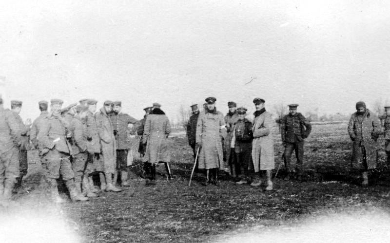 British and German troops meeting in no man's land during the unofficial truce (British troops from the Northumberland Hussars, 7th Division, Bridoux–Rouge Banc Sector